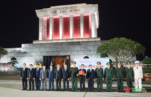 Bộ tư lệnh Bảo vệ Lăng Chủ tịch Hồ Chí Minh trao cờ Tổ quốc tặng chính quyền và nhân dân huyện đảo Cô Tô